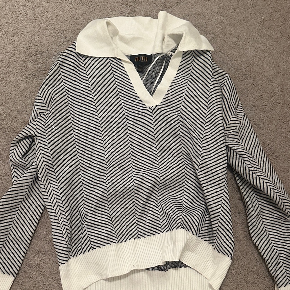 JH Collectibles Black and White Chevron V-Neck Sweater